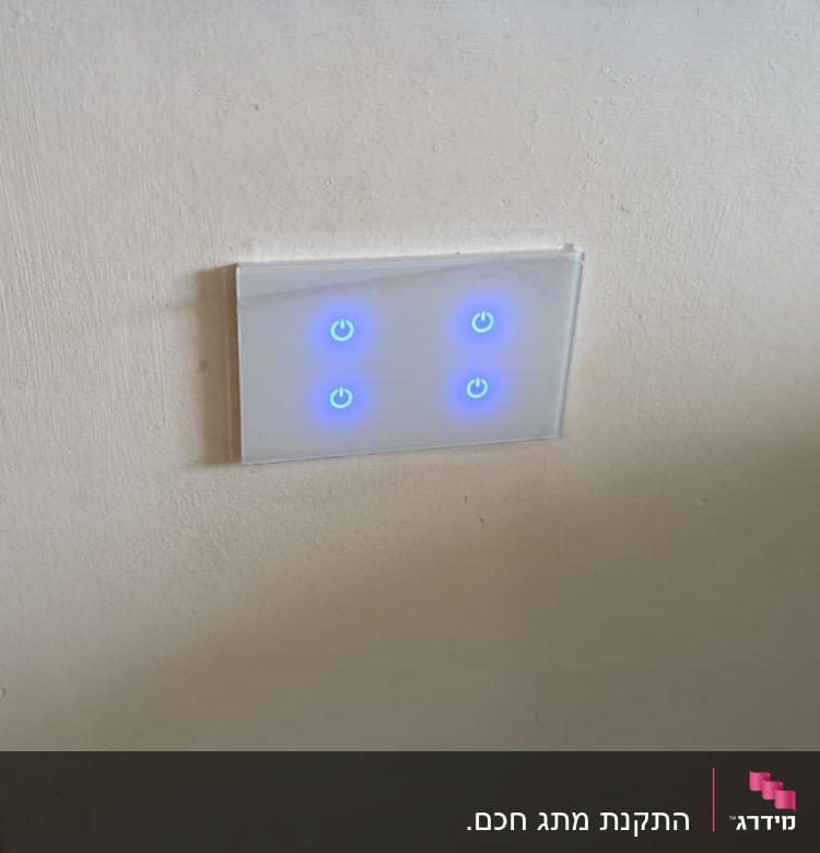 מתג חשמלי עם ארבעה כפתורים מוארים בכחול